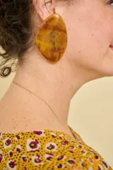 Aros grandes de resina con diseño carey en tonos ámbar y marrones, de forma ovalada y estilo llamativo.