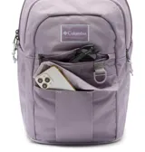 Mochila Columbia Buxton 26L en color lila, con dos compartimentos principales con cierre, un bolsillo frontal con cierre y solapa, y dos bolsillos laterales para botellas. Incluye funda para portátil de hasta 15 pulgadas y bolsillo con forro polar para gafas de sol.