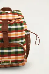 Mochila pequeña con estampado de cuadros multicolor, solapa con hebilla y cierre de cordón ajustable, bolsillo frontal con cierre y bolsillos laterales de red.