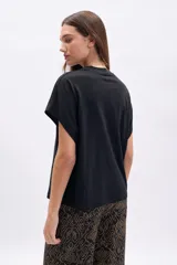 Remera negra de corte cuadrado con mangas cortas y cuello redondo.