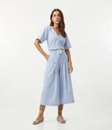 Pantalón pantacourt a rayas verticales azules y blancas, confeccionado en algodón. Incluye cinturón blanco con hebilla forrada.