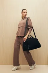 Canguro color beige de la línea Essence, con capucha, corte amplio y detalle de recorte frontal.