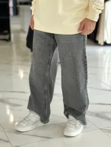 Pantalón de jean de corte super baggy, tiro medio y diseño holgado en color azul con efecto lavado.