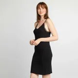 Camisón corto negro con breteles finos y escote en V con detalle de encaje.