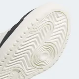 Championes Adidas Forum 2000, color negro con detalles en blanco, con las tres rayas clásicas de Adidas extragrandes y cordones gruesos.