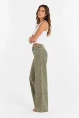 Pantalón jean de corte wide leg en color verde militar, con costuras frontales marcadas y tiro medio.