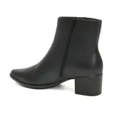 Bota corta de cuero negro con taco cuadrado y punta fina. Presenta un detalle metálico dorado con logo en el lateral superior y cierre lateral.