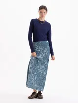 Pollera larga de corte recto con estampado abstracto en tonos azulados y textura aterciopelada.