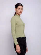 Polera blanca de cuello alto con costuras a la vista.