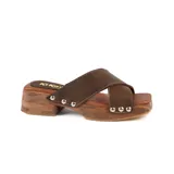 Sandalia marrón de cuero con plataforma de madera y tachas plateadas.