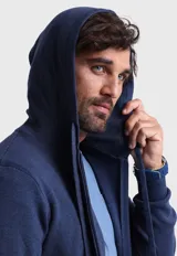 Canguro gris con cierre frontal, capucha con cordones ajustables y bolsillos laterales.