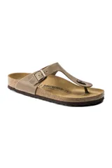 Sandalia Birkenstock modelo Gizeh, color marrón topo, con tira de cuero aceitado y hebilla metálica ajustable.
