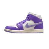 Championes Jordan Air 1 Mid, con diseño tricolor en azul, blanco y rojo. Confeccionados en cuero premium y material sintético, cuentan con unidad Air-Sole en el talón para mayor amortiguación y suela de goma para tracción.