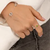 Anillo solitario de plata 925 con un peridoto rectangular de color verde claro engarzado.