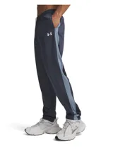 Conjunto deportivo Under Armour compuesto por una campera de cierre frontal con cuello alto en tonos azul marino y celeste, y un pantalón largo en color azul marino con franjas laterales celestes.
