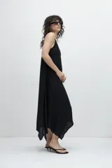 Maxi vestido negro de breteles finos con escote en V y detalle de encaje en el busto.