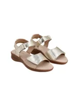Sandalias de cuero con acabado metalizado dorado, diseño de dos tiras con cierre de velcro ajustable, plantilla acolchada y suela de goma texturizada en tono marrón.