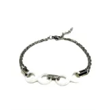 Pulsera de eslabones plateados con tres símbolos de infinito blancos de cerámica unidos por conectores plateados.