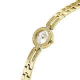 Reloj analógico Guess modelo Cassidy con caja y malla de acero inoxidable en tono dorado. Presenta una esfera blanca con acabado sunray, bisel decorado con cristales y diseño tipo brazalete.