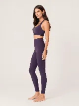 Calza deportiva de talle alto con diseño seamless (sin costuras) en color violeta, con paneles acanalados que realzan la silueta.