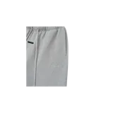 Short de felpa gris con cintura elástica con cordón de ajuste largo, bolsillos laterales y etiqueta de goma con la marca en la parte frontal.