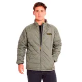 Chaqueta acolchada de hombre, color verde oliva, con cuello alto y cierre frontal. Presenta un patrón de costuras en forma de rombos y un parche de logo Caterpillar en el pecho izquierdo.