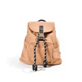 Mochila color beige con solapa de cierre con hebilla metálica y cordón ajustable. Tiene un bolsillo frontal con cierre y asa superior.