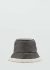 Gorro tipo bucket de efecto gamuza en color gris, con borde inferior de tejido de borreguito en color blanco.