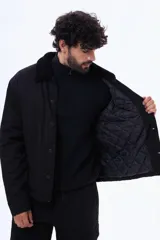 Campera negra con cuello de corderito sintético, cierre frontal con botones y bolsillos laterales. Diseño de corte recto y estructura resistente.