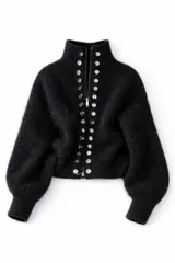Cardigan negro de punto con textura suave, cuello alto, cierre frontal con cremallera y doble hilera de botones decorativos plateados. Presenta mangas largas con puños ajustados.
