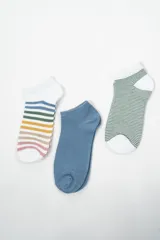 Pack de tres pares de medias tobilleras con puño blanco. Un par es liso color celeste, otro par tiene rayas horizontales de colores y el tercer par tiene rayas horizontales verdes.
