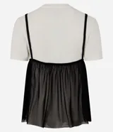 Remera baby tee de algodón con superposición de musculosa transparente de tul negro con breteles finos y escote en V.