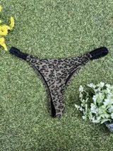 Conjunto de bikini con estampado animal print en tonos verde y negro. El corpiño es de triángulo fijo con tazas soft incluidas y la bombacha es colaless regulable.