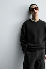 Jersey de corte relajado confeccionado en hilatura de algodón con efecto lavado. Presenta cuello redondo, manga larga y acabados en rib en cuello, puños y bajo.