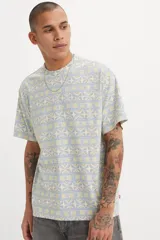 Remera de manga corta con cuello redondo y calce estándar. Presenta un estampado geométrico con líneas horizontales en tonos pasteles, azul y amarillo.