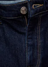 Jeans azul oscuro de corte recto, tiro alto y largo al tobillo.