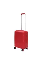 Valija carry on color rojo con diseño de líneas horizontales en relieve, manija telescópica y cuatro ruedas multidireccionales.