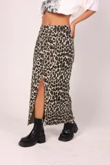 Pollera larga de jean con estampado animal print tipo leopardo y tajo al frente.