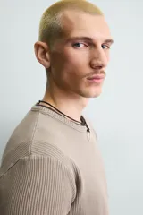 Camiseta de punto con textura acanalada, corte slim fit, cuello redondo y manga corta. Confeccionada en mezcla de algodón con elasticidad y acabado con efecto lavado.