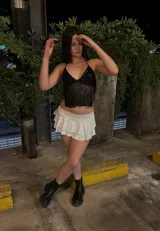 Top negro con lentejuelas, escote en V y tirantes finos.