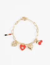 Pulsera dorada con cadena de eslabones y dijes colgantes: un labial, dos corazones (uno rojo con estrella y otro dorado), una cereza y un corazón con rayos.
