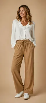 Pantalón de corte recto y estilo casual, confeccionado en tejido con acabado agamuzado. Presenta cintura elástica con cordón de ajuste y bolsillos laterales.