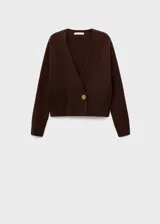 Cardigan de punto marrón oscuro con diseño cruzado, escote en V con solapas en tono crudo y cierre de un botón lateral en contraste.