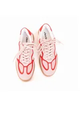 Championes de estilo deportivo vintage, confeccionados en una combinación de cuero y gamuza en tonos rosados con detalles en color rojo vibrante. Presentan suela plana de goma color tostado y cierre mediante cordones al tono.