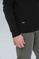 Sweater de hilo color borgoña, con cuello en V y logo bordado en el pecho.