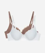 Kit de dos soutienes modelo media taza confeccionados en microfibra, con aros, copas preformadas y detalles de encaje en el borde superior. Cuentan con breteles finos ajustables.
