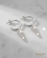 Caravana de plata 925 tipo argolla con dije colgante en forma de triángulo invertido, pavimentado con pequeñas circonias brillantes.