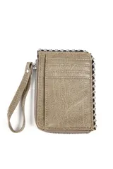 Billetera tipo clutch o monedero de color rojo, con textura de cuero sintético y cierre perimetral de cremallera. Presenta una correa de mano desmontable y está decorada con tachas metálicas plateadas alrededor del borde.