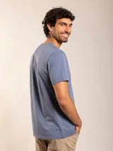 Remera básica de manga corta y cuello redondo, color blanco, con pequeño logo bordado en el pecho.