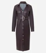 Vestido midi tipo chemise confeccionado en poliuretano, con cuello estructurado, cierre frontal de botones y mangas largas. Incluye un cinturón ajustable con hebilla metálica que marca la cintura.